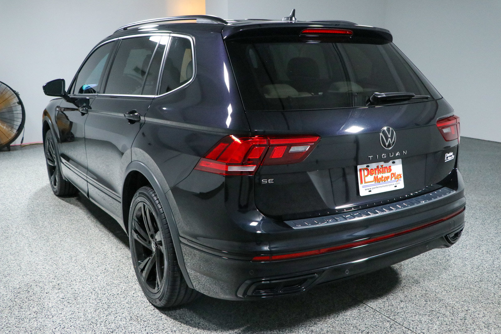 Used 2023 Volkswagen Tiguan SE R-Line FWD image 9