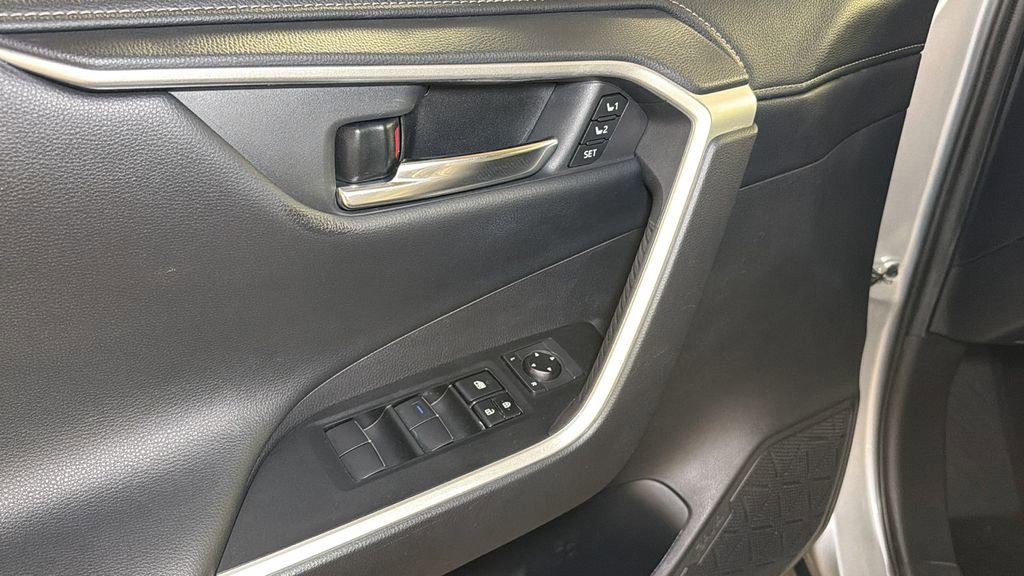 Used 2020 Toyota RAV4 Limited image 24
