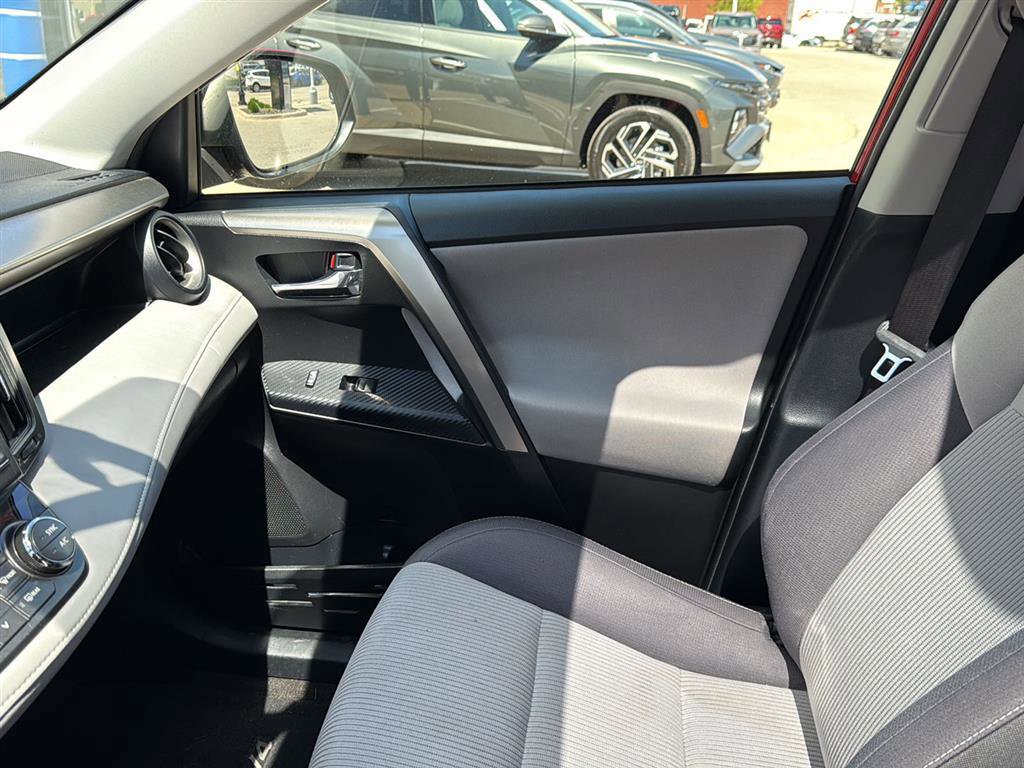 Used 2015 Toyota RAV4 XLE AWD/4WD image 16