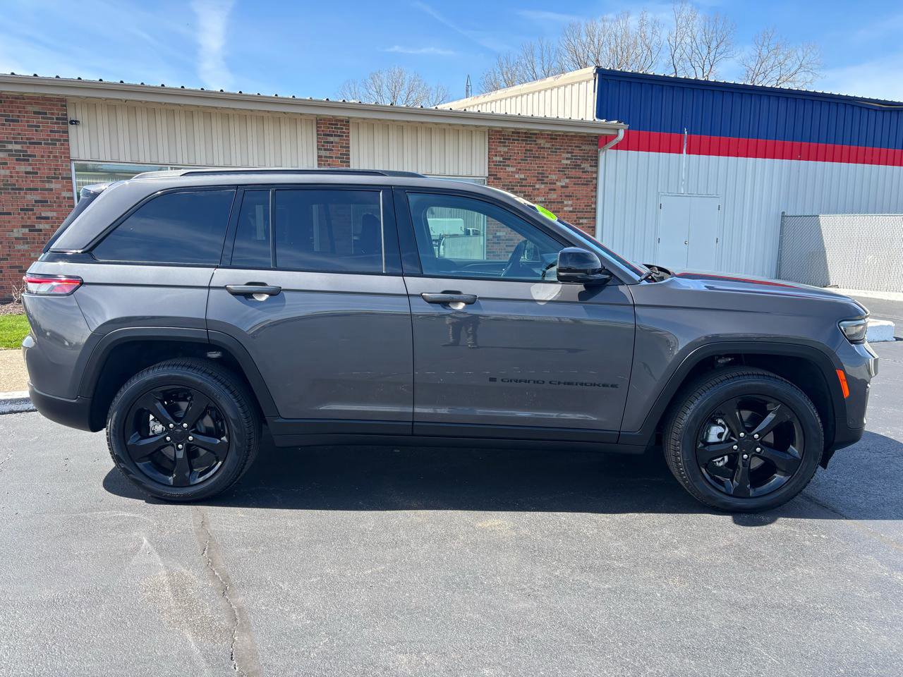 Used 2024 Jeep Grand Cherokee Limited w/ Luxury Tech Group II image 2