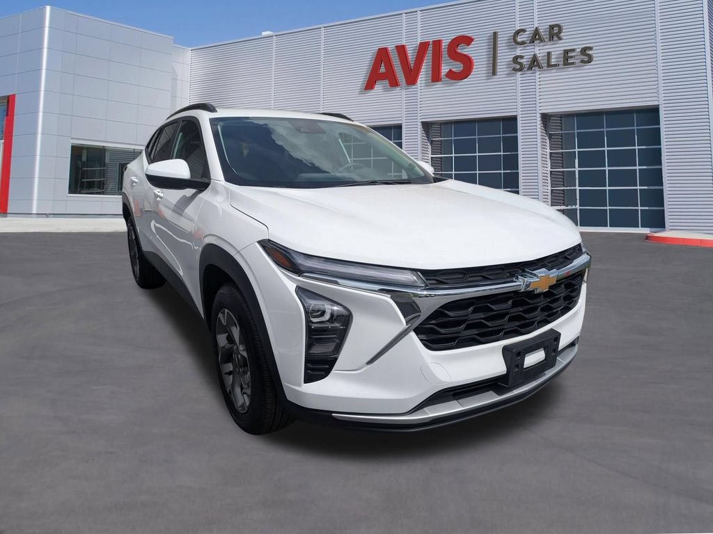 Used 2025 Chevrolet Trax LT w/ LT Convenience Package FWD image 3