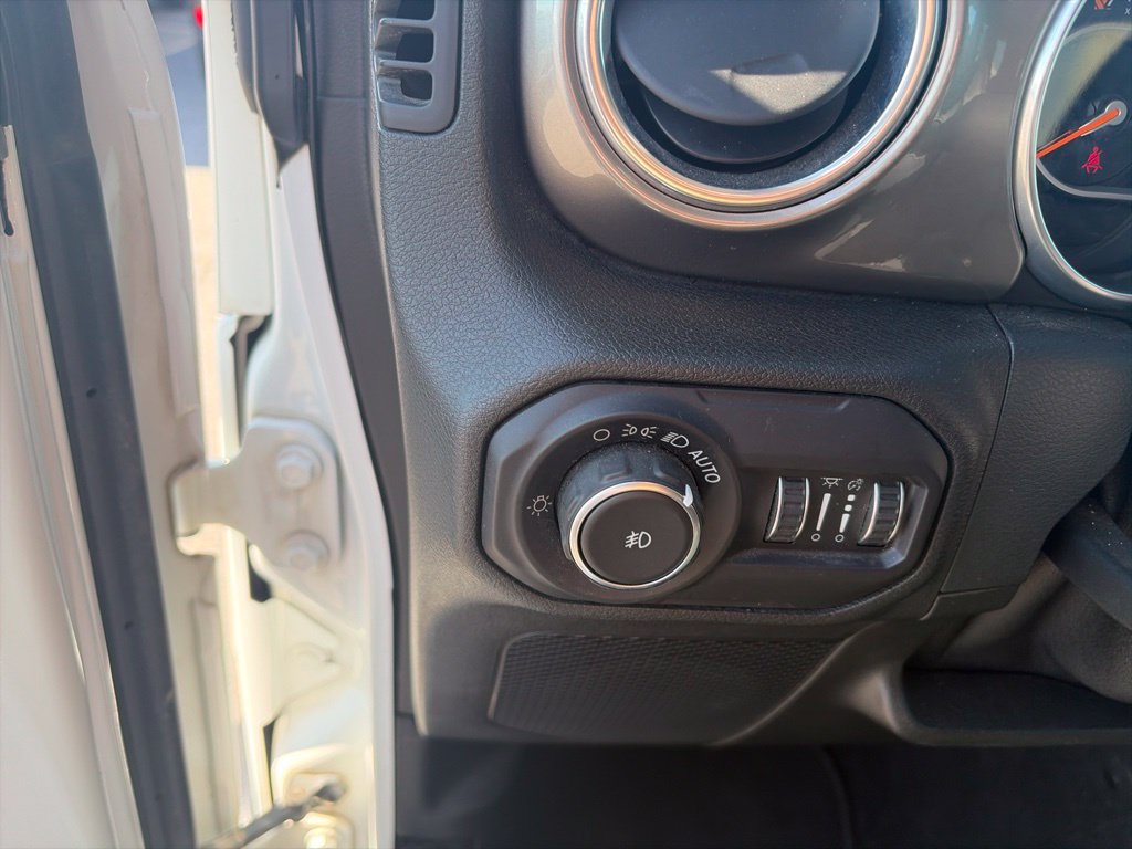 Used 2018 Jeep Wrangler Unlimited Sahara AWD/4WD image 19