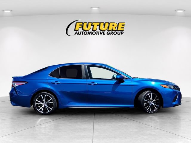 Used 2020 Toyota Camry SE w/ Blackout Package FWD image 3