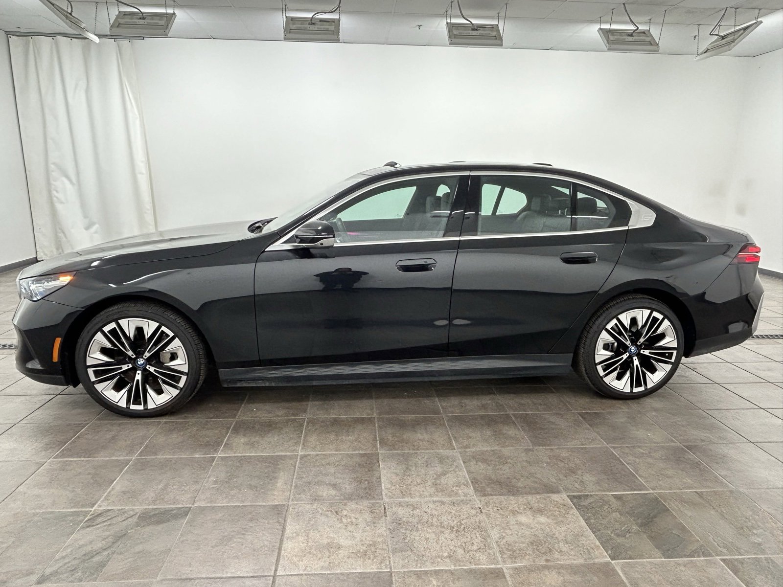 Used 2024 BMW i5 eDrive40i w/ Premium Package image 2