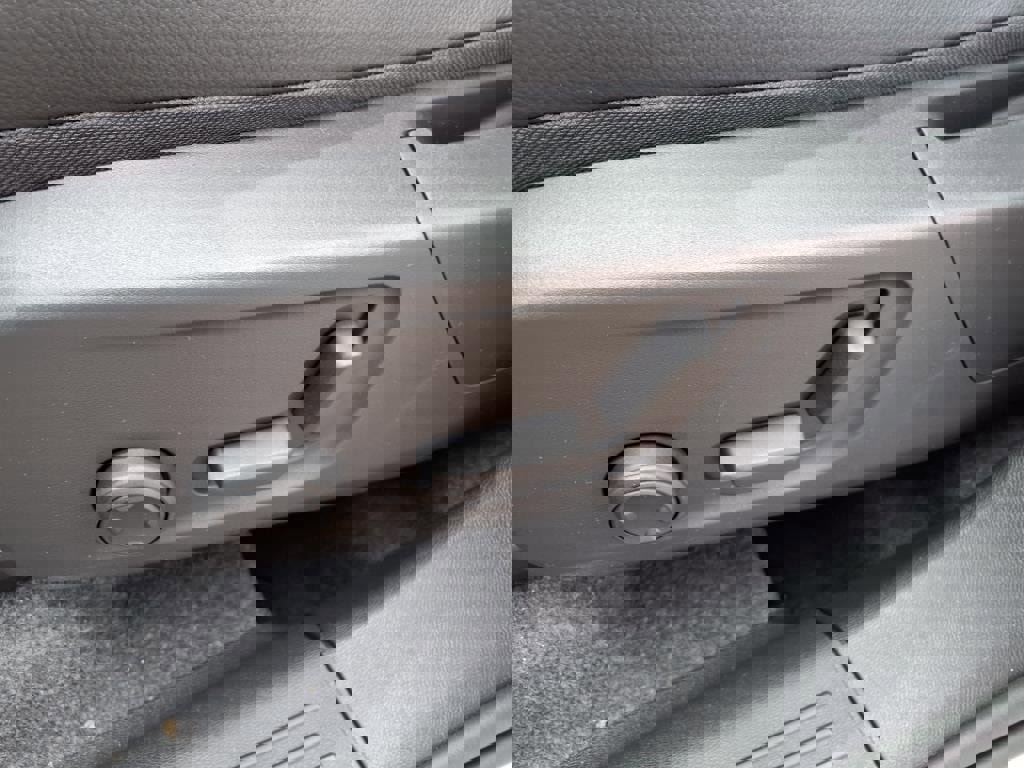 New 2025 Volvo XC40 B5 Core w/ Protection Package Premier image 17