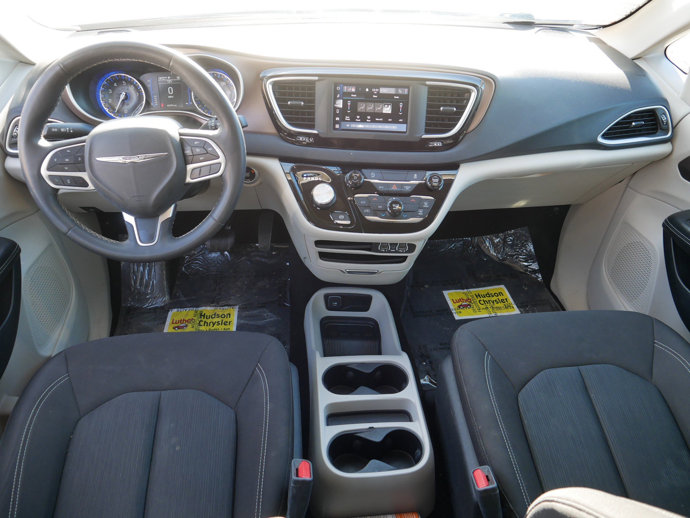 Used 2022 Chrysler Voyager LX image 10