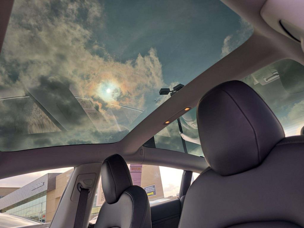 Used 2018 Tesla Model 3 Long Range image 4