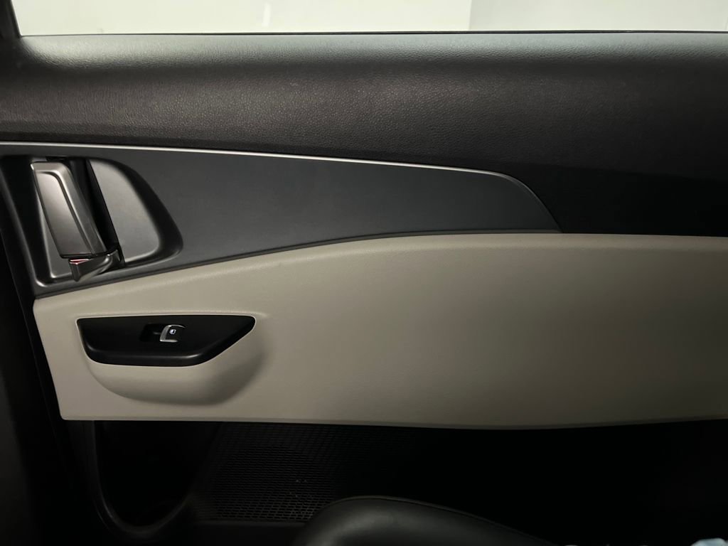 Used 2024 Kia Carnival LX image 23