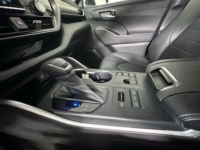 Used 2023 Toyota Highlander XLE image 32