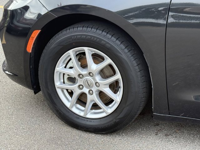 Certified 2024 Chrysler Pacifica Touring-L FWD image 34
