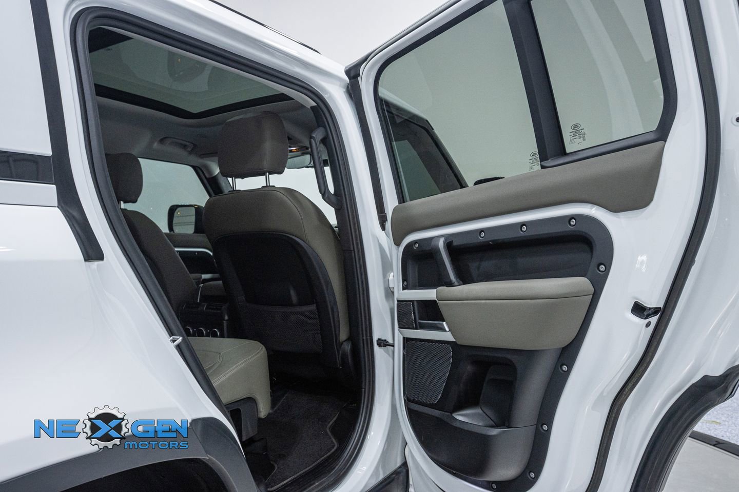 Used 2023 Land Rover Defender 110 S image 32