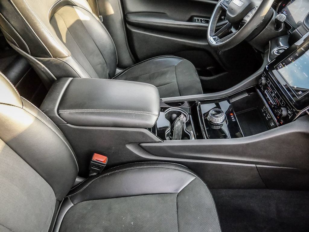 Used 2023 Jeep Grand Cherokee Altitude AWD/4WD image 17
