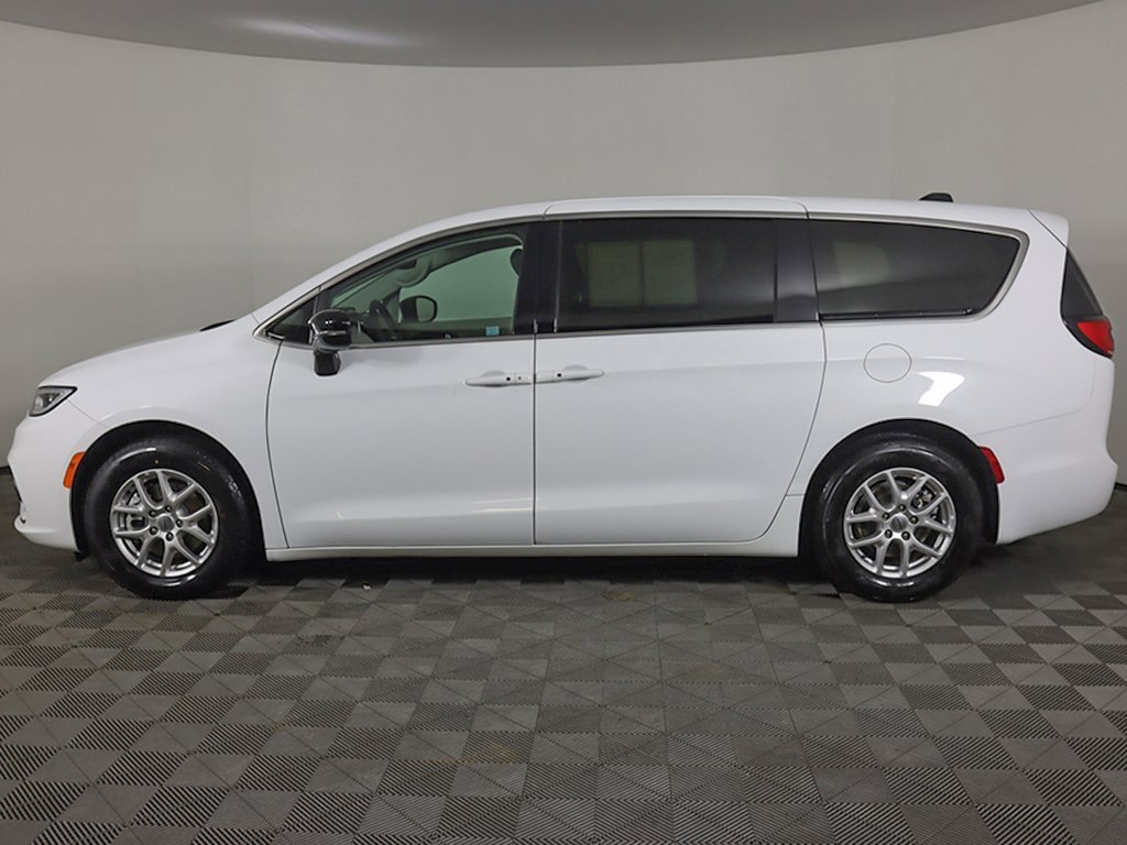 Used 2024 Chrysler Pacifica Touring-L image 17