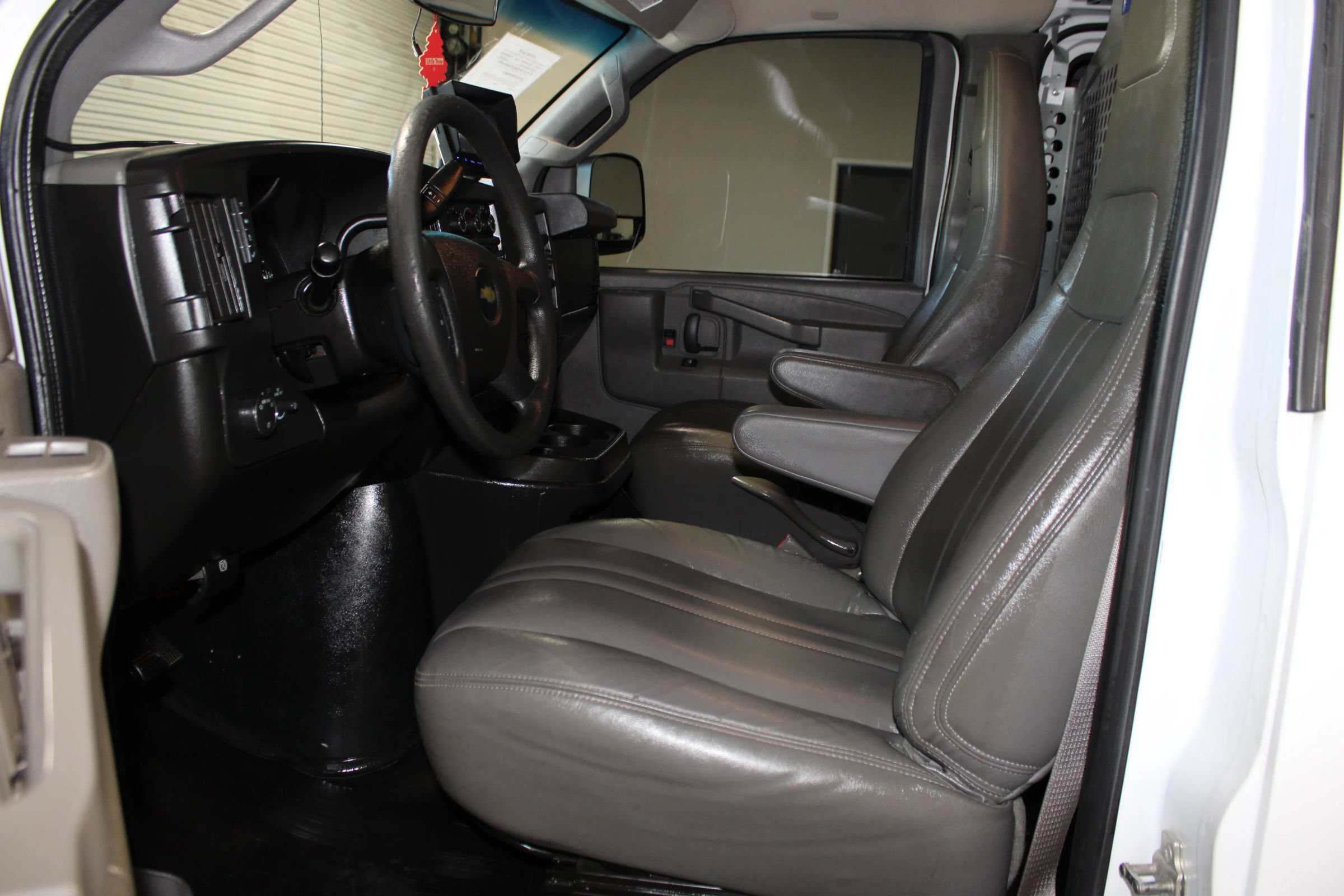 Used 2017 Chevrolet Express 2500 Extended RWD image 8