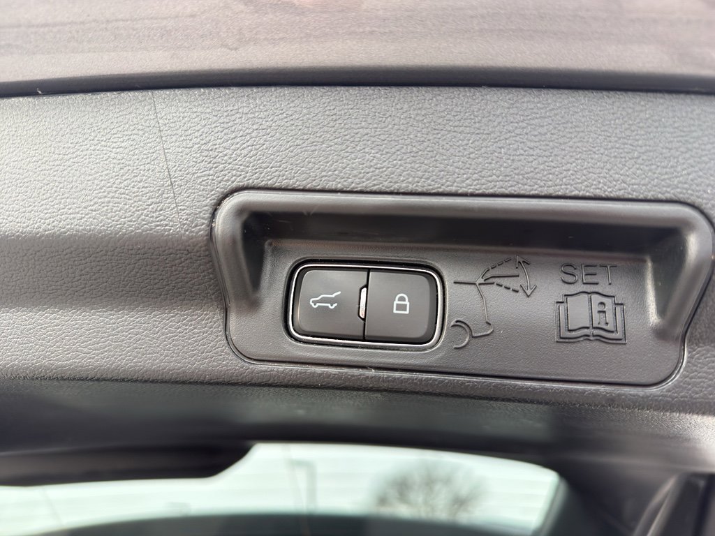 Used 2022 Ford Explorer XLT w/ Equipment Group 202A image 19