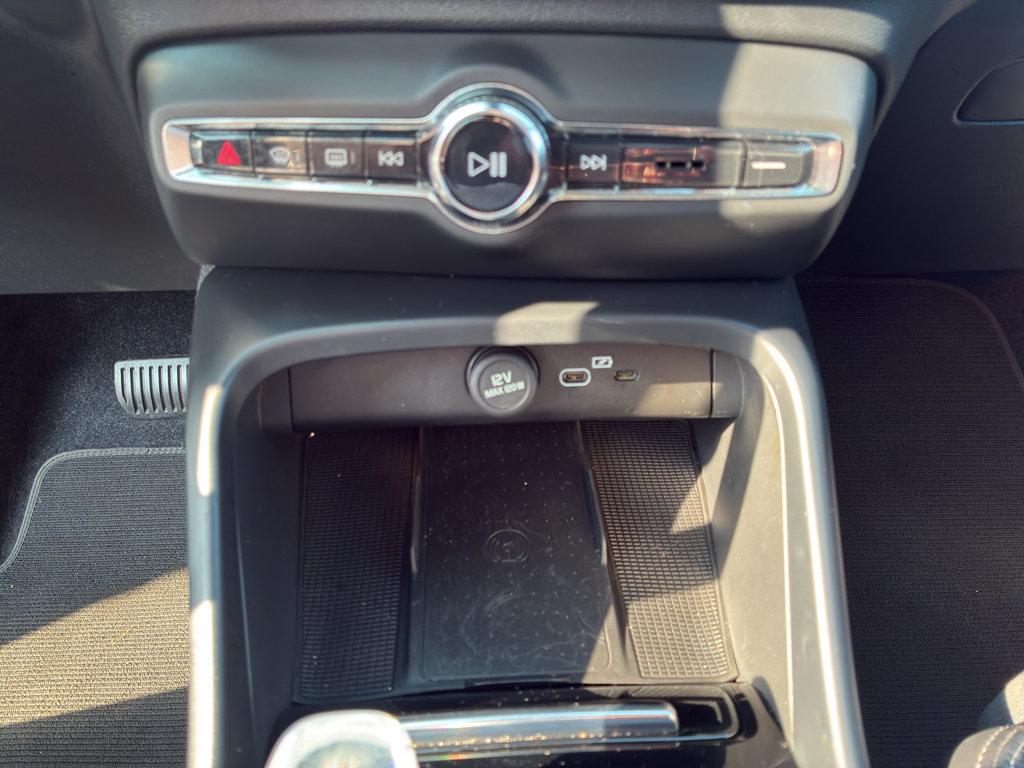 Used 2023 Volvo XC40 B4 Ultimate FWD image 17