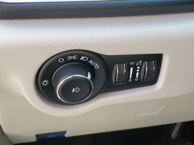 Used 2023 Chrysler Pacifica Touring-L FWD image 9