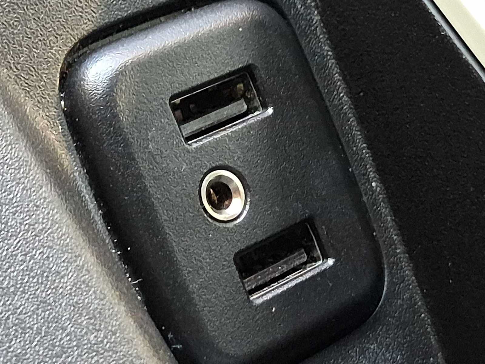 Used 2019 Chevrolet Bolt Premier w/ Infotainment Package FWD image 31