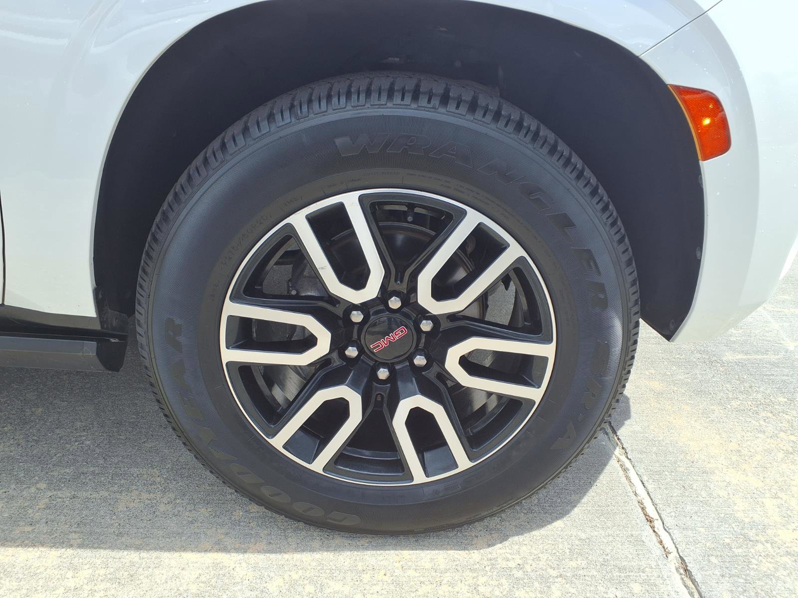 Used 2022 GMC Yukon AT4 w/ Technology Package image 7