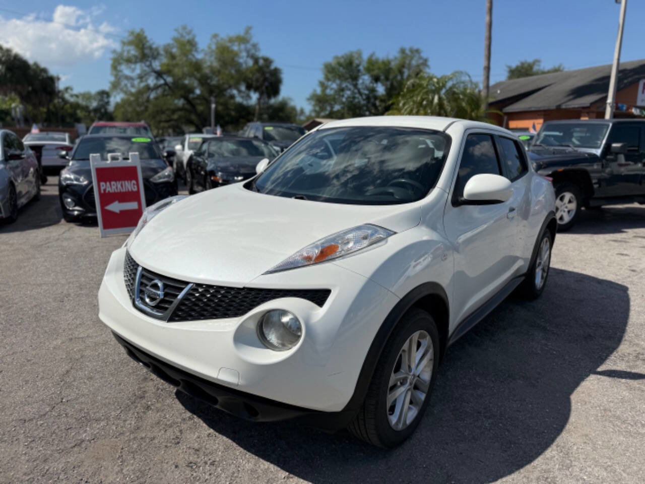 Used 2014 Nissan Juke S FWD image 1