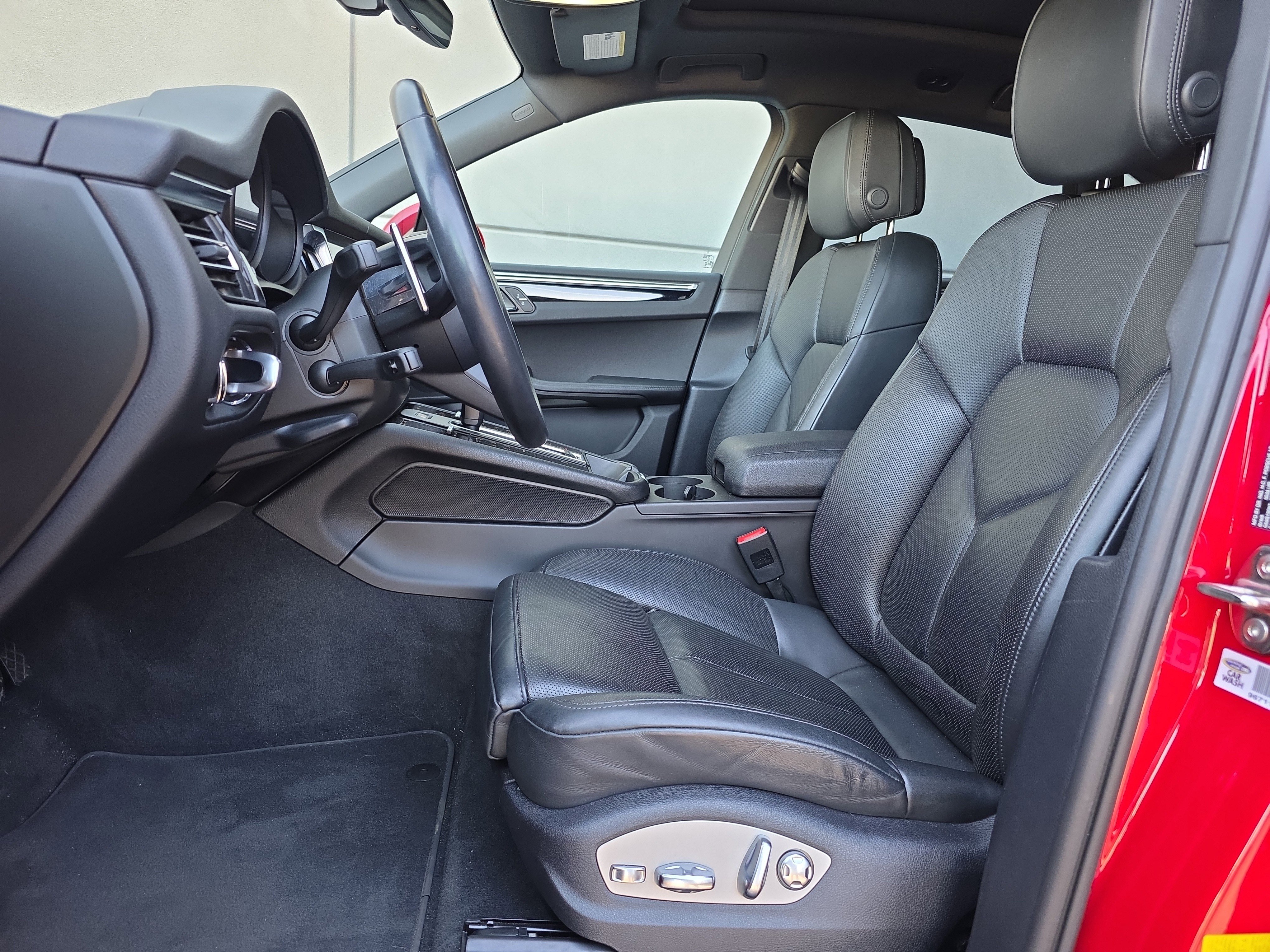 Certified 2024 Porsche Macan image 5