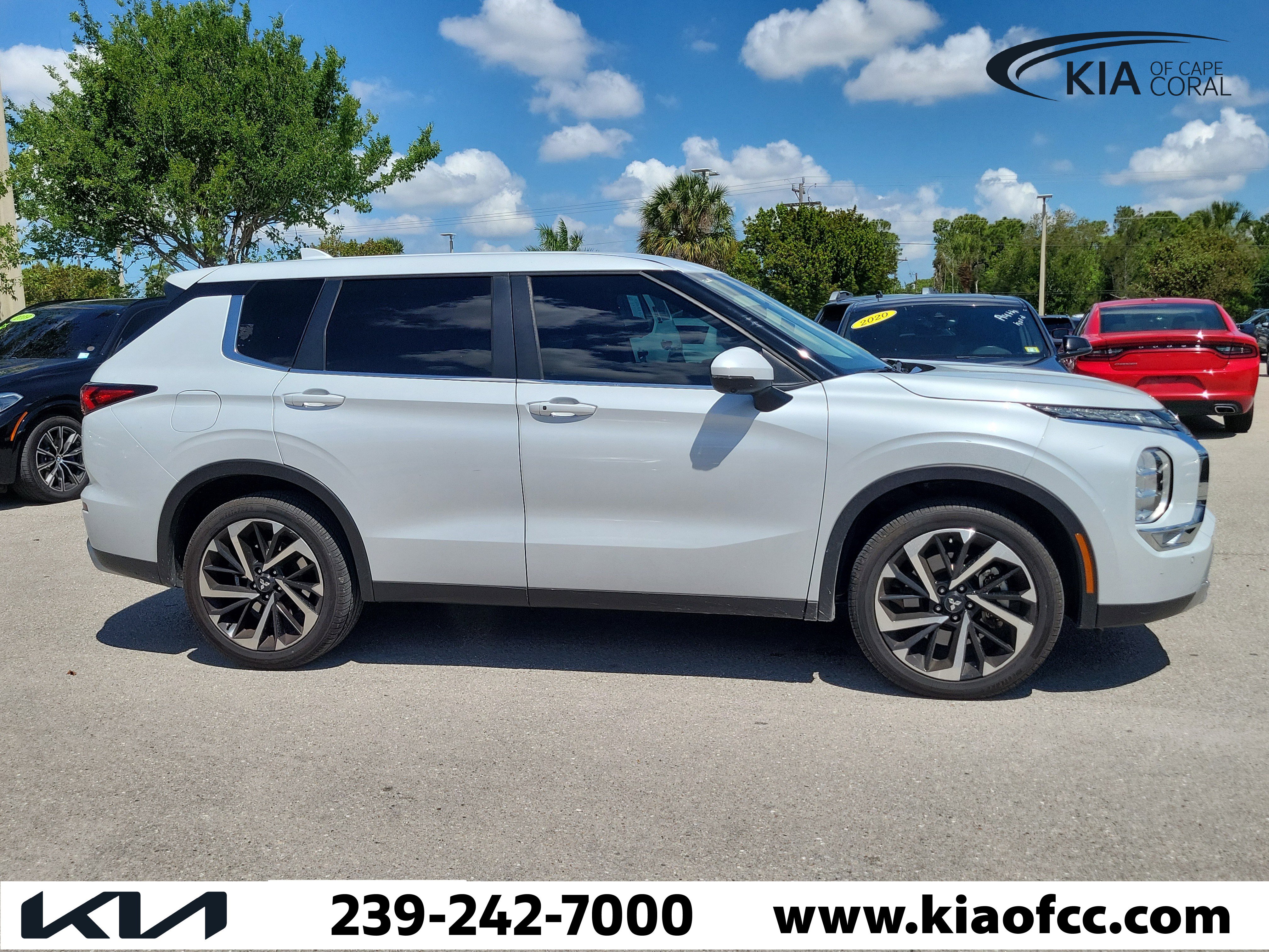 Used 2023 Mitsubishi Outlander SE Black Edition FWD image 2