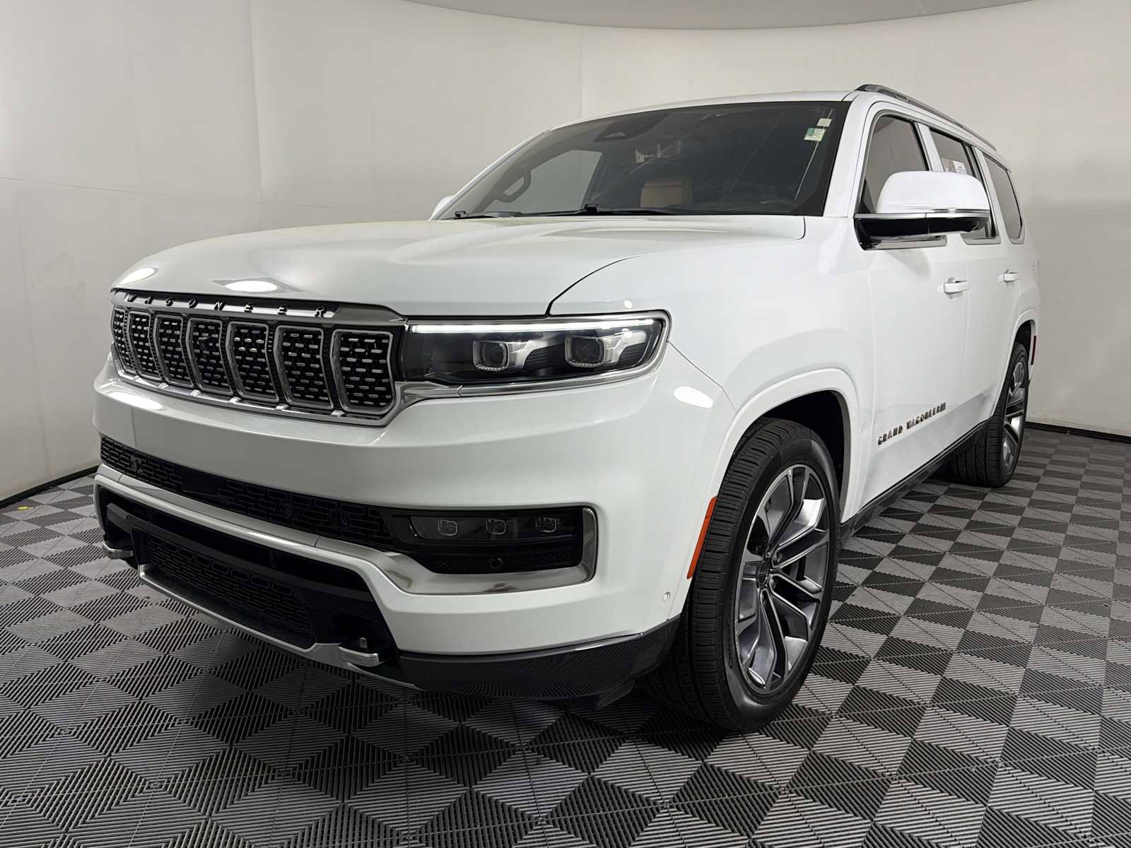 Used 2022 Jeep Grand Wagoneer Series III w/ Rear Seat Video Group 1 image 3