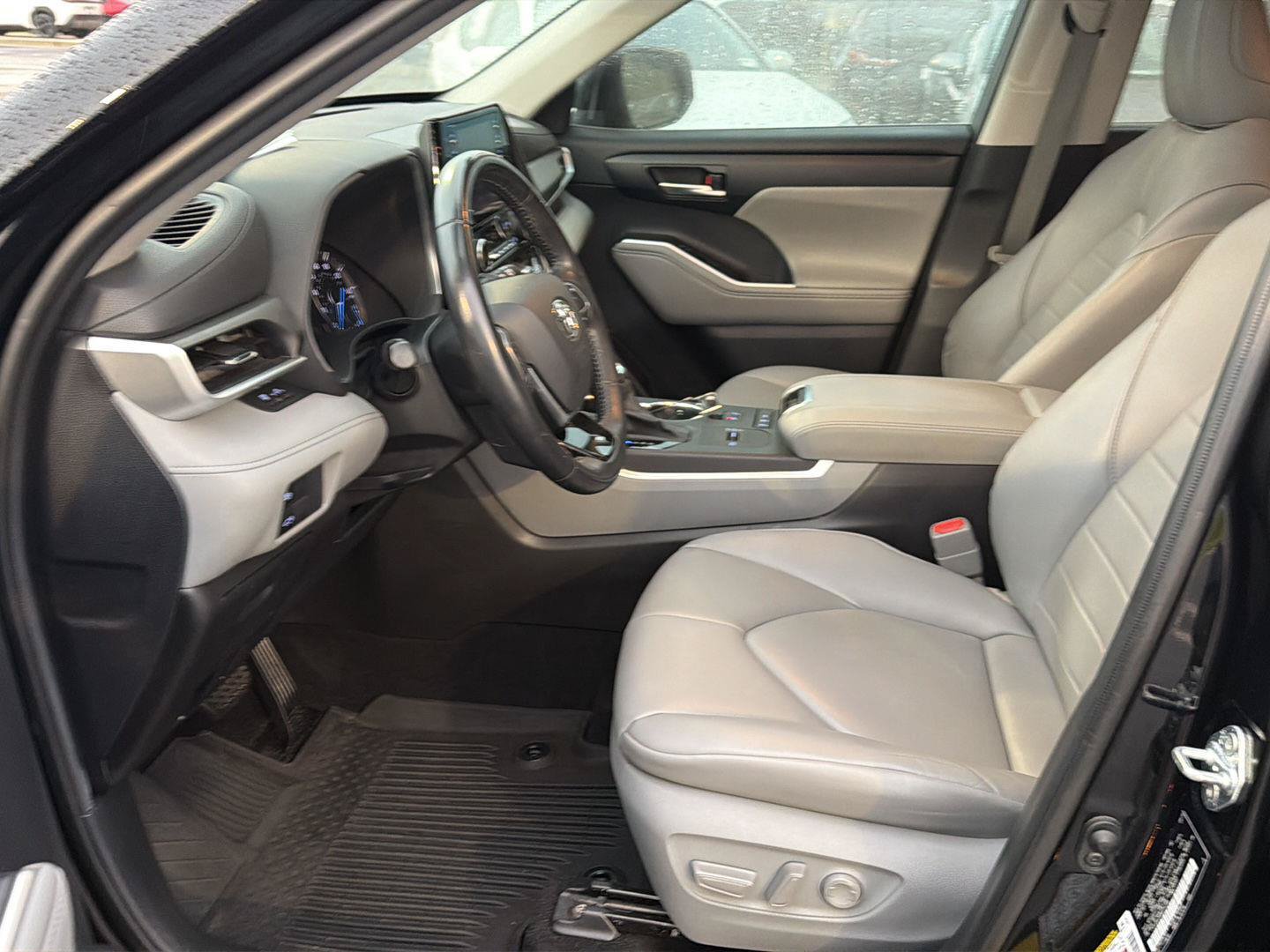 Certified 2021 Toyota Highlander XLE AWD/4WD image 10