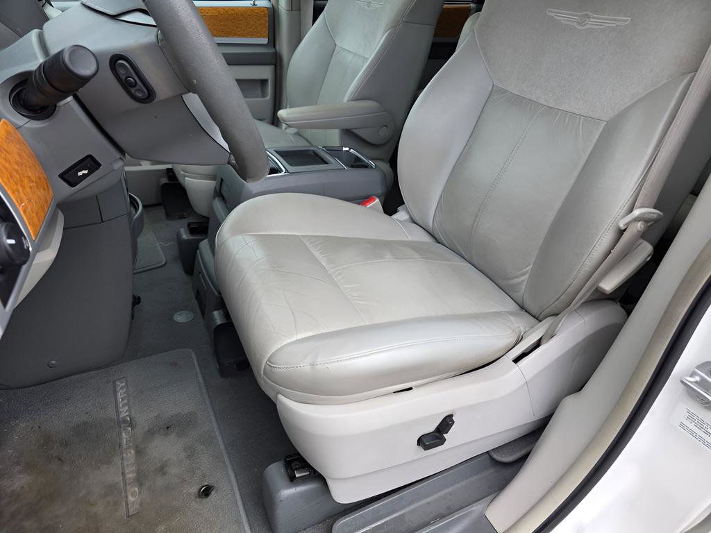 Used 2009 Chrysler Town & Country Limited w/ Entertainment Group #3 FWD image 21