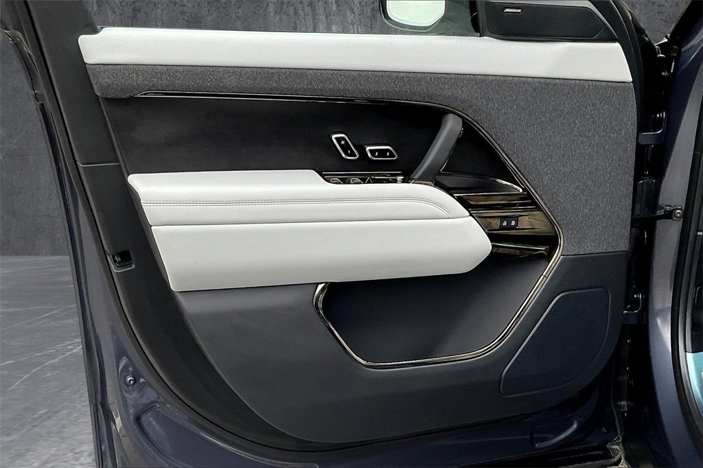 Used 2025 Land Rover Range Rover Sport image 19