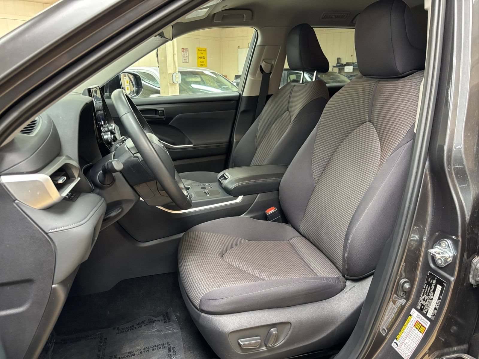 Used 2025 Toyota Highlander LE FWD image 28