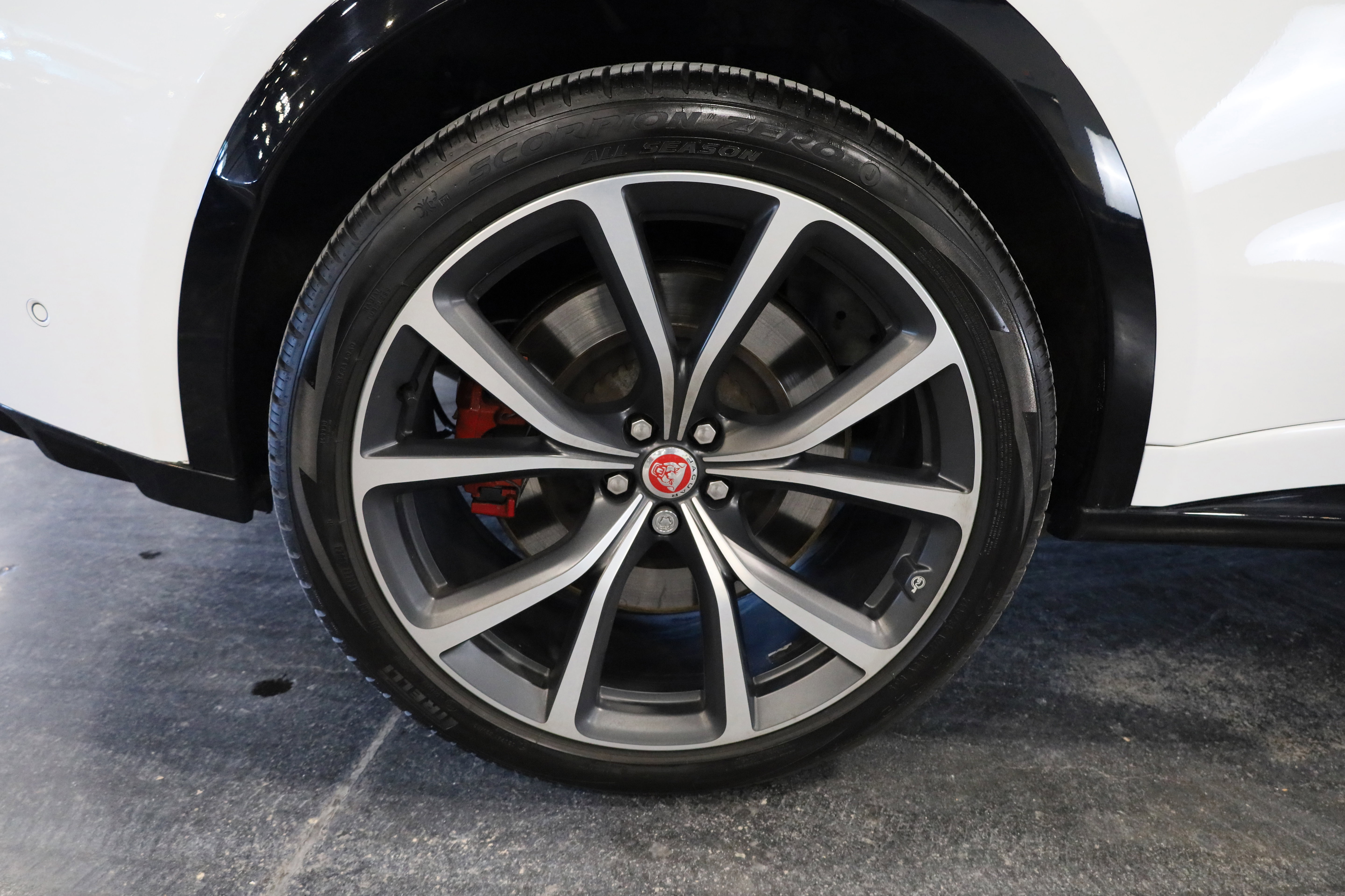 Used 2023 Jaguar F-PACE SVR image 11