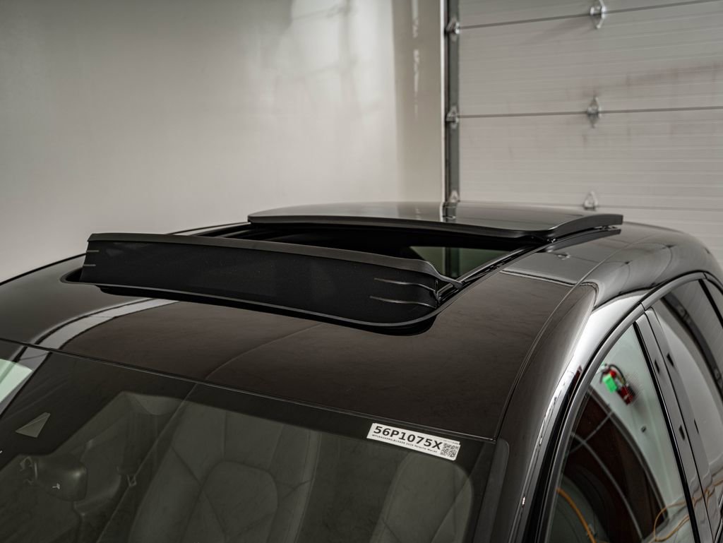 Certified 2025 Porsche Macan AWD/4WD image 21
