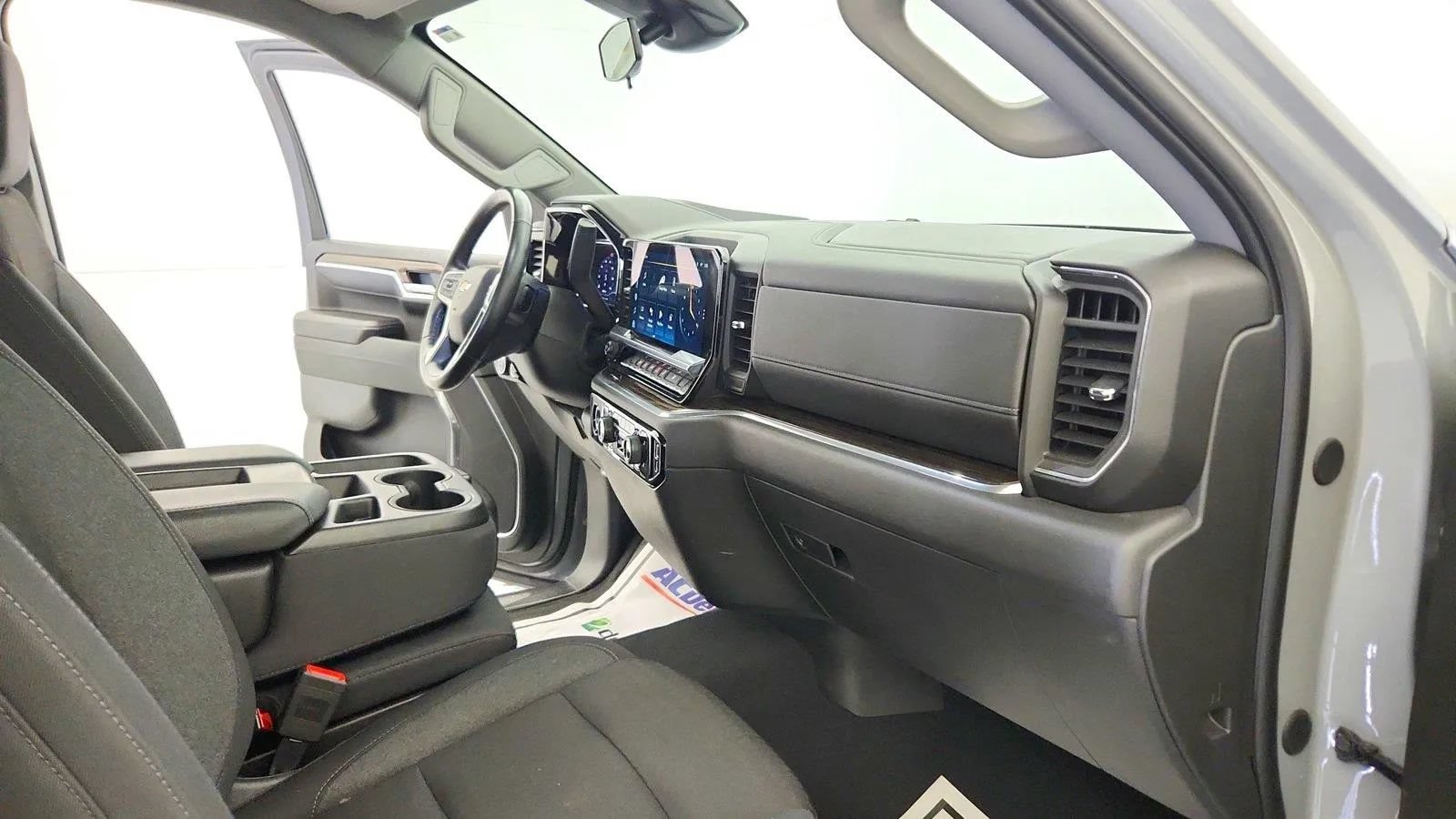 Used 2024 Chevrolet Silverado 1500 LT AWD/4WD image 30