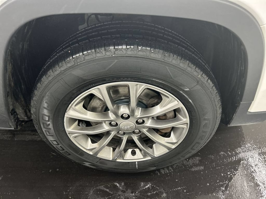 Used 2019 Jeep Cherokee Latitude Plus AWD/4WD image 8