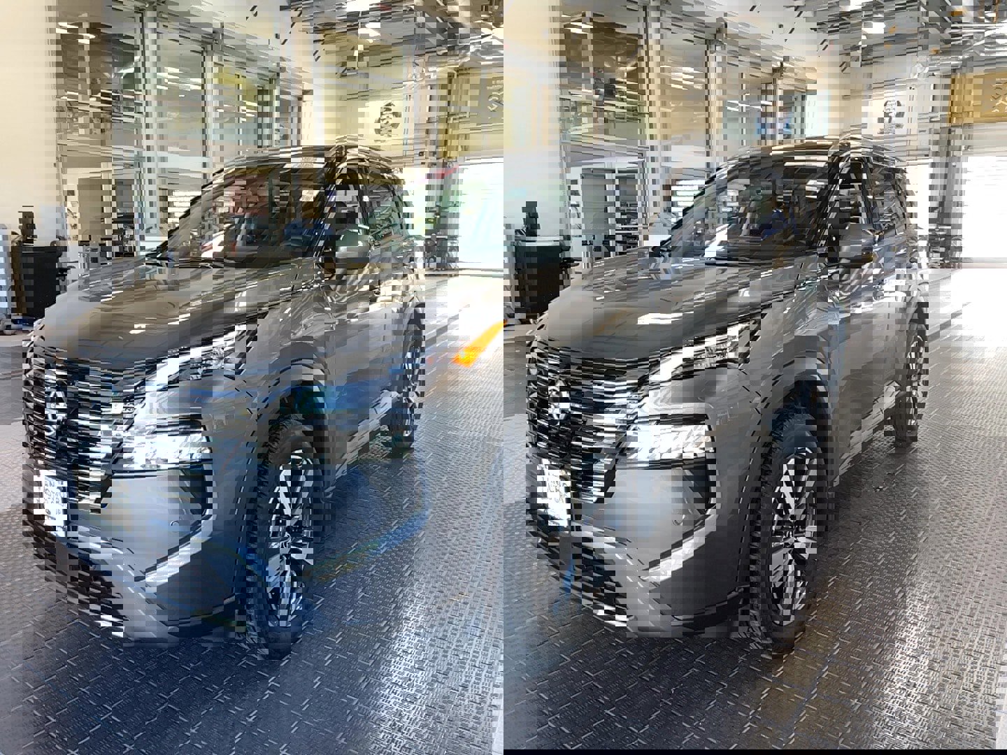 Used 2024 Nissan Rogue SL image 2