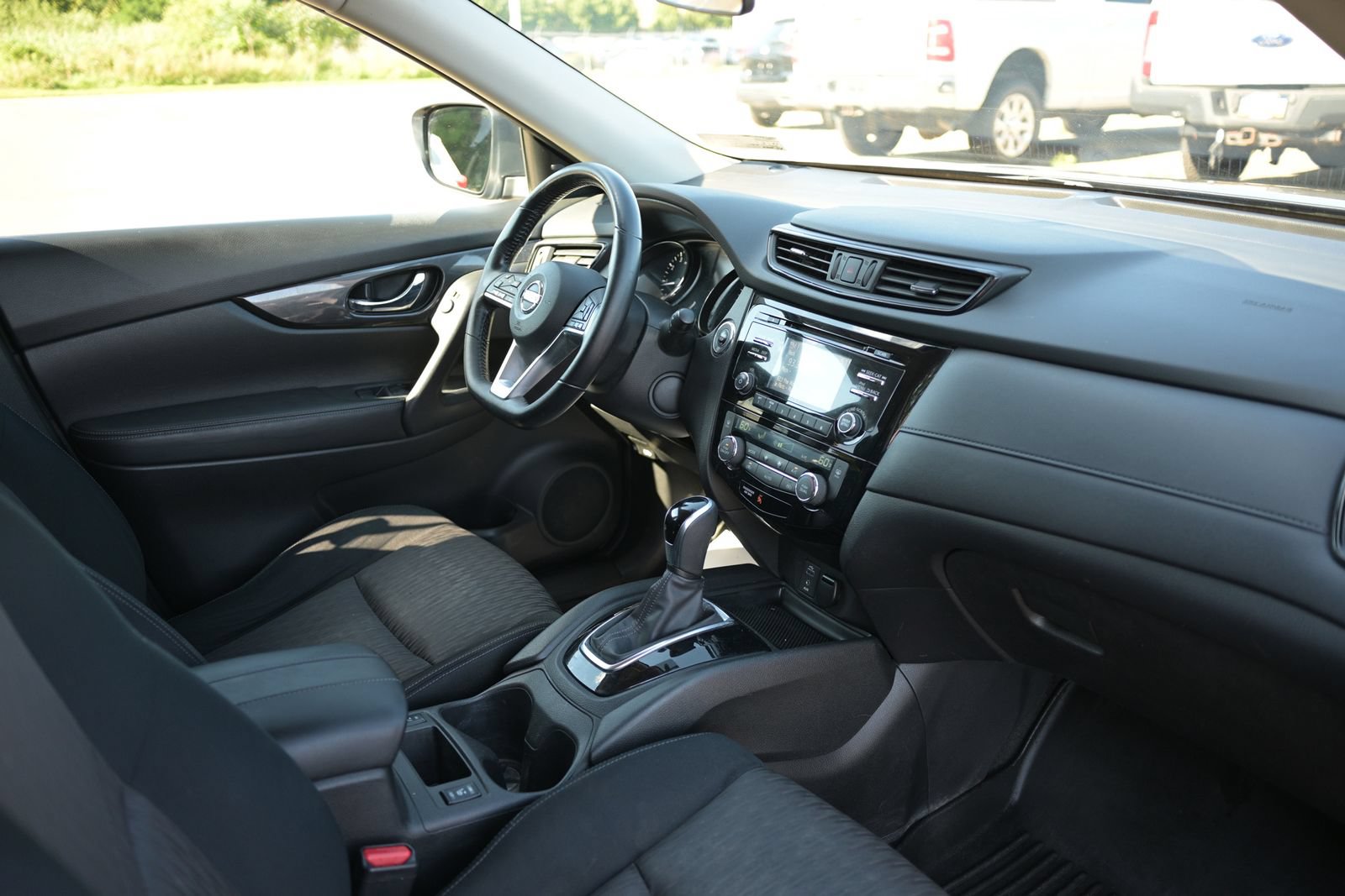 Used 2017 Nissan Rogue SV AWD/4WD image 51
