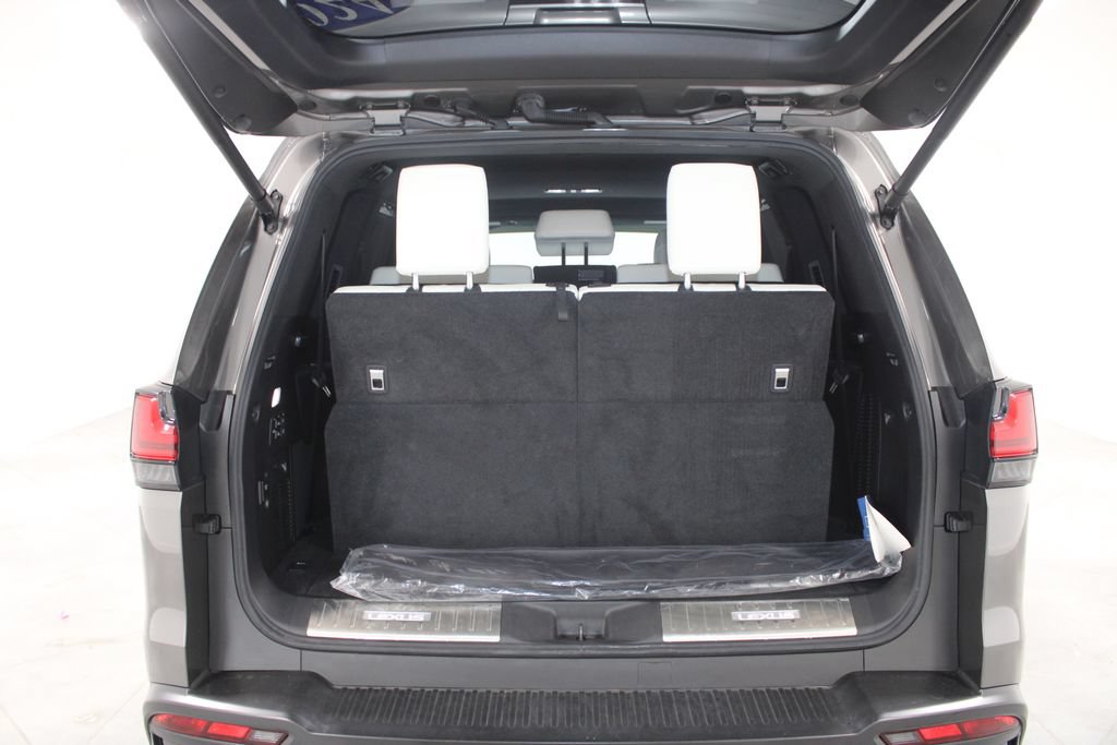 Used 2024 Lexus LX 600 4WD w/ Luxury Package image 16