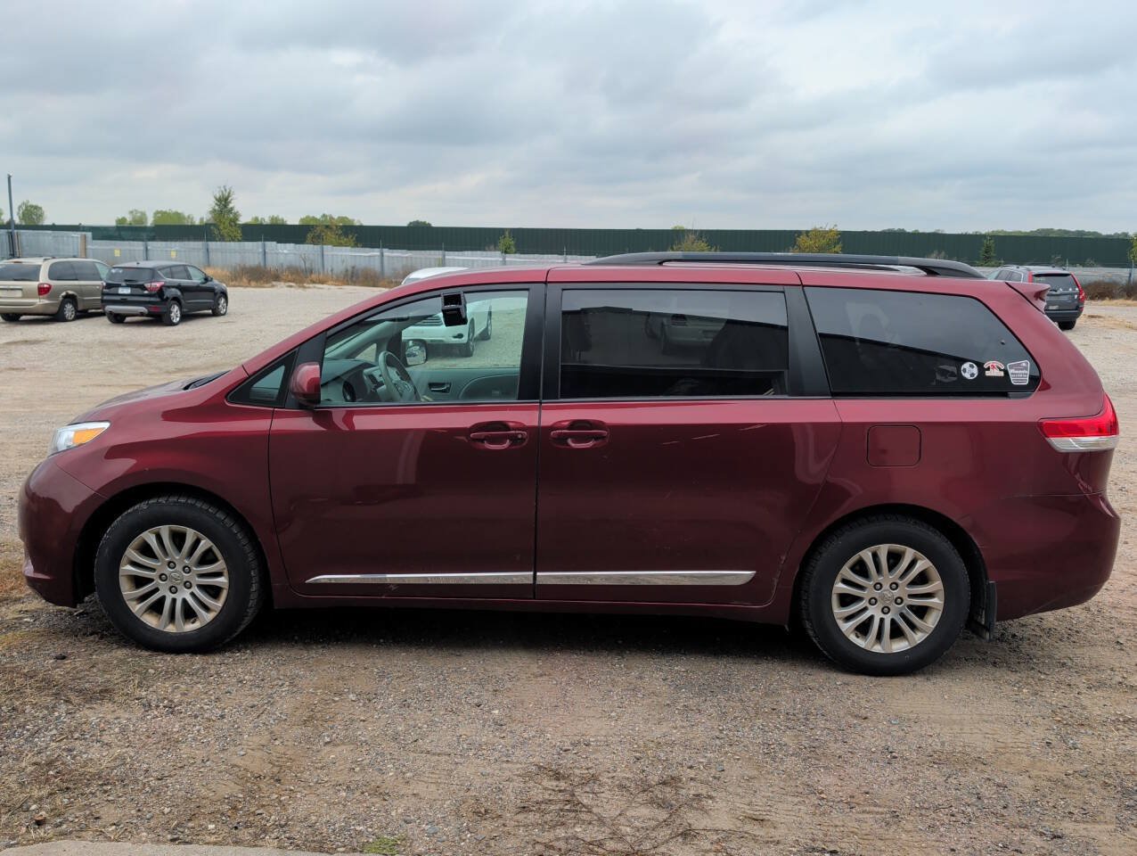Used 2011 Toyota Sienna XLE w/ Entertainment Pkg FWD image 2