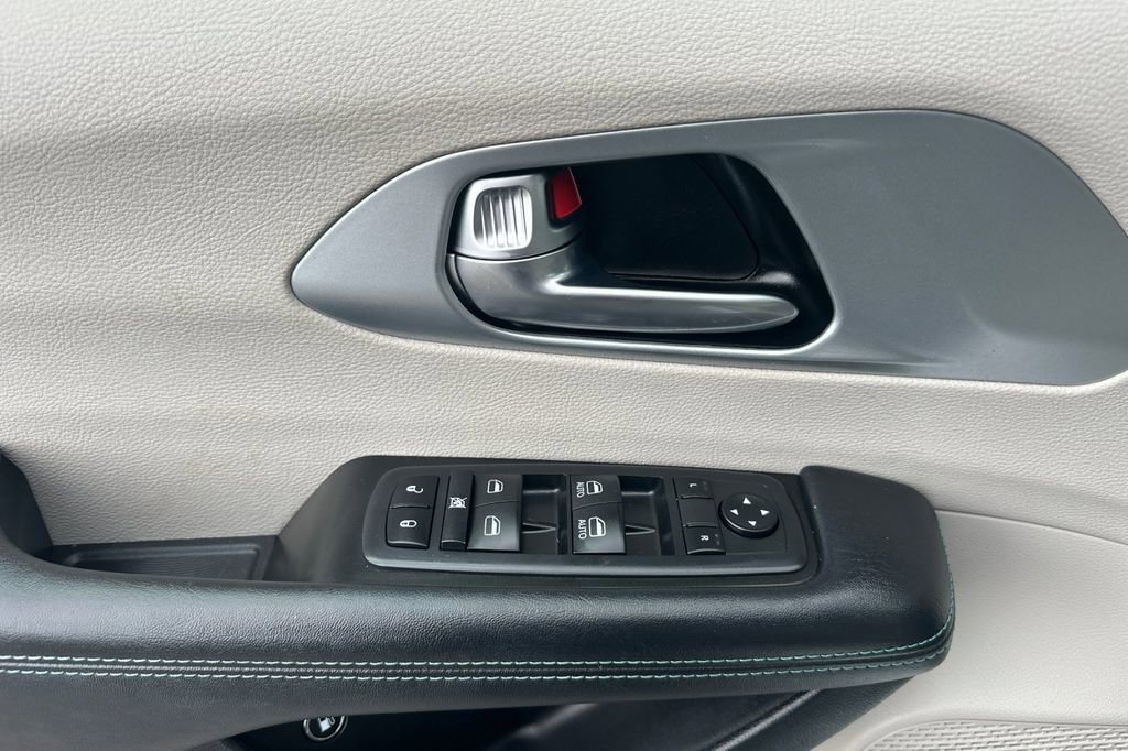 Used 2020 Chrysler Pacifica Touring-L w/ Premium Audio Group FWD image 13