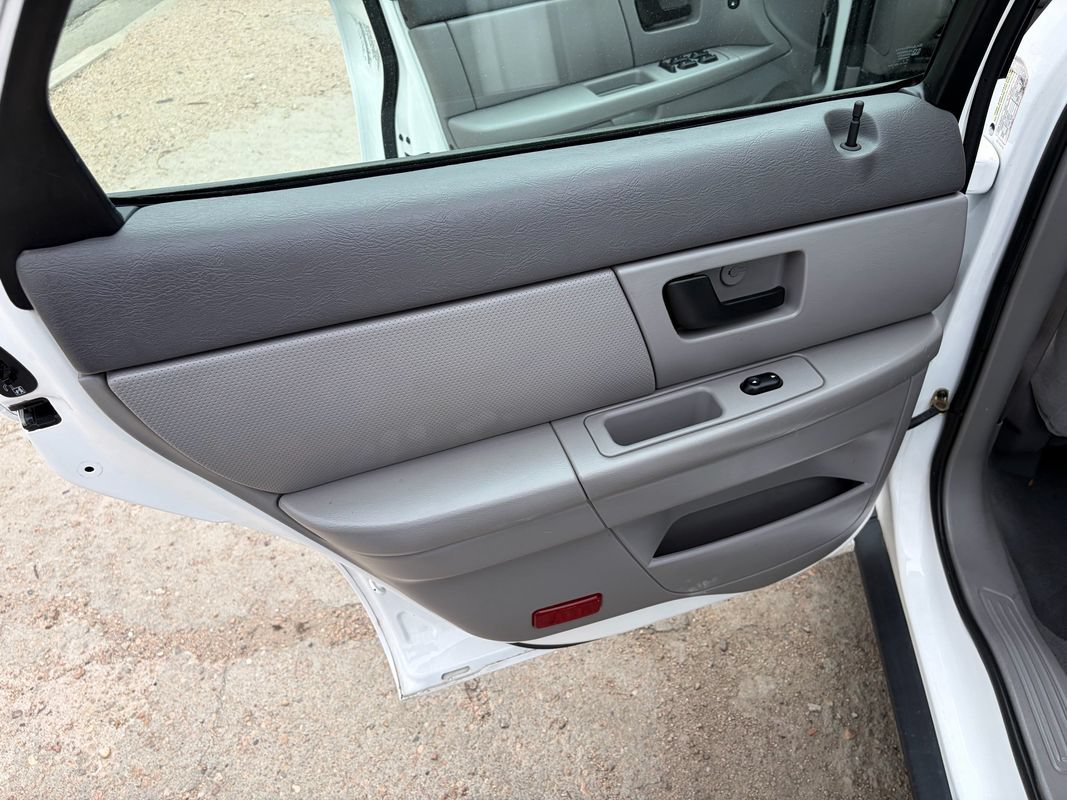 Used 2005 Ford Taurus SE FWD image 12