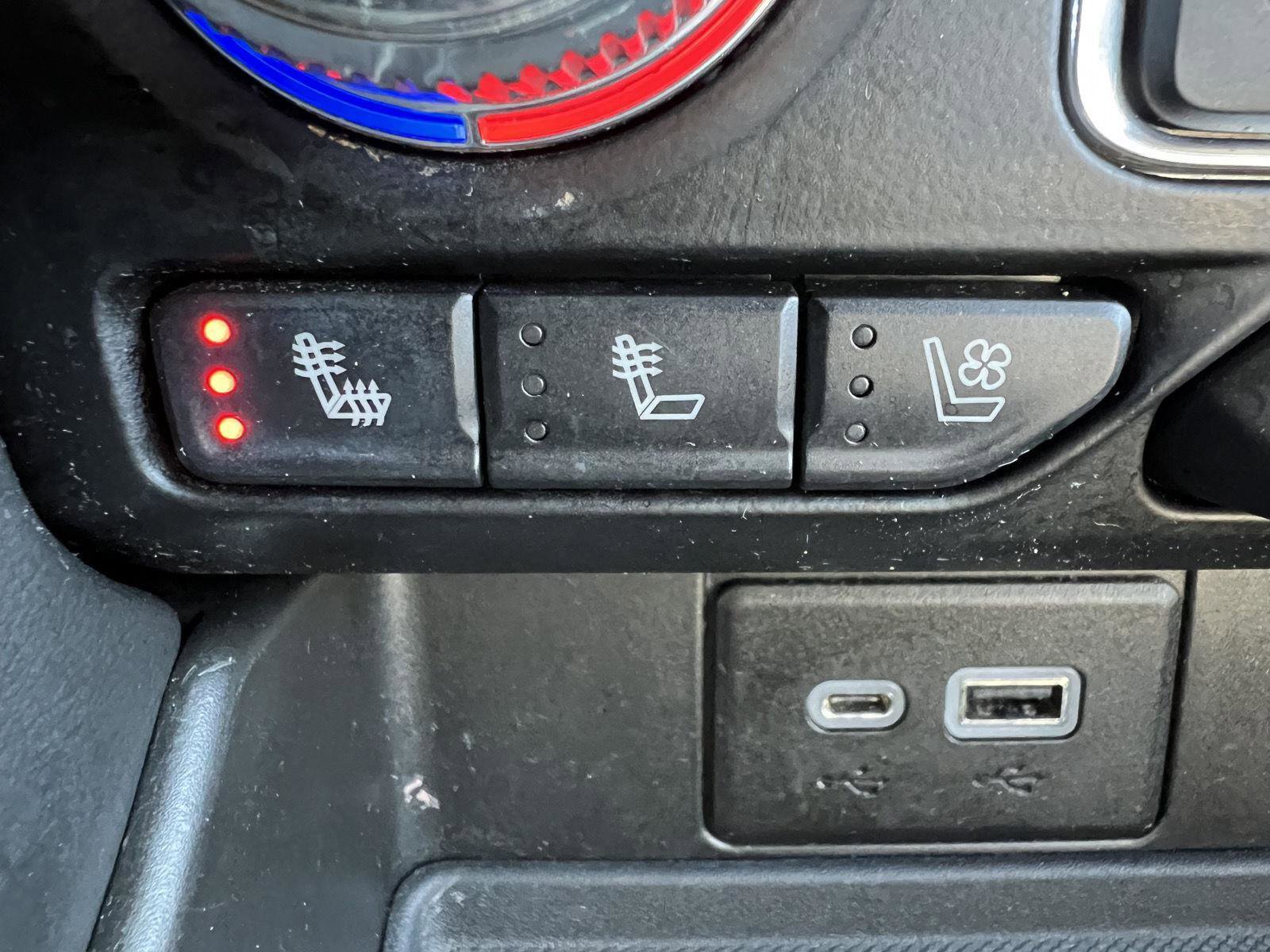 Used 2022 GMC Yukon AT4 image 32