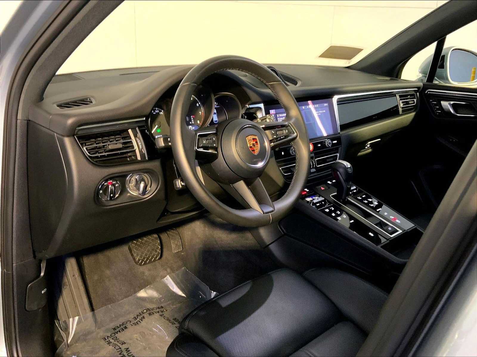 Certified 2026 Porsche Macan AWD/4WD image 4