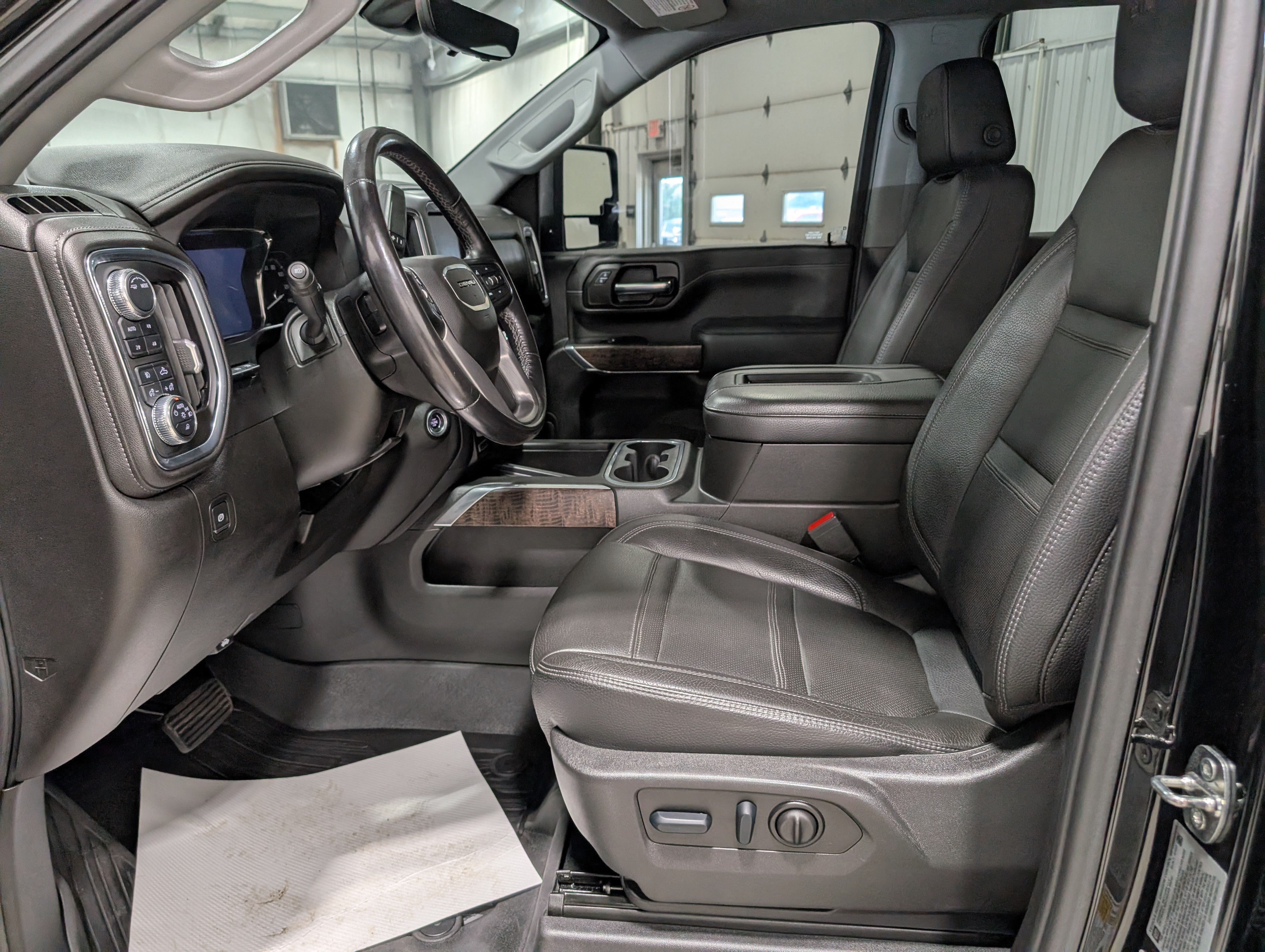 Used 2022 GMC Sierra 3500 Denali w/ Denali Ultimate Package AWD/4WD image 17