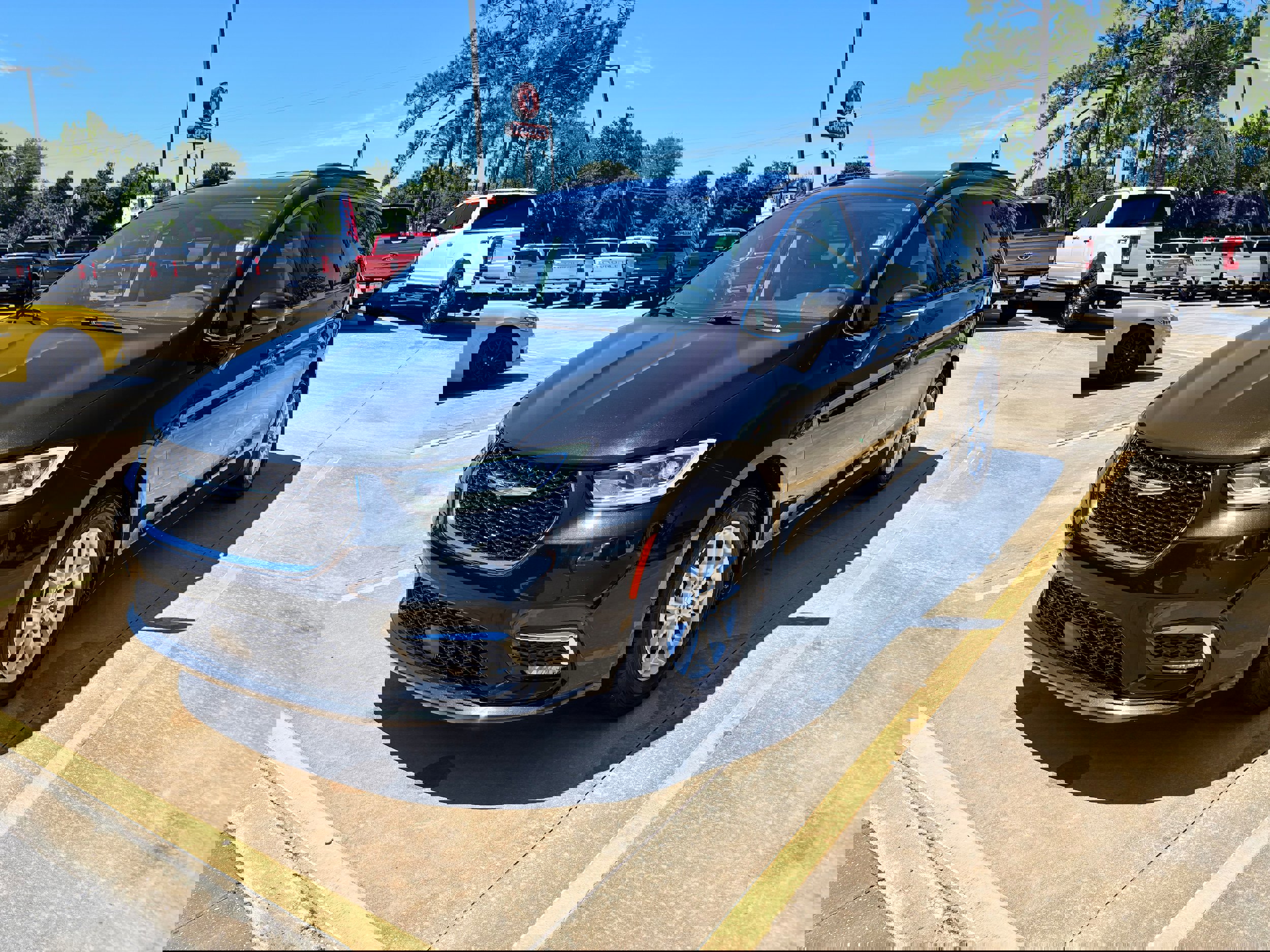 Used 2022 Chrysler Pacifica Touring-L w/ Uconnect Theater Family Group image 1