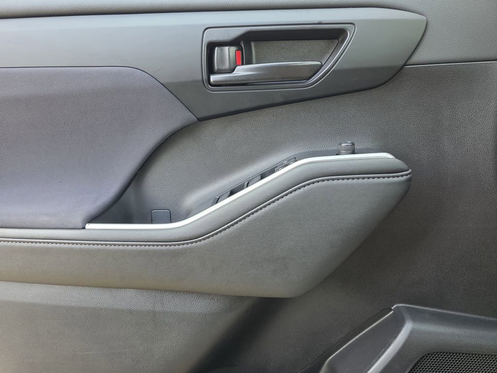 Used 2024 Toyota Highlander LE image 17