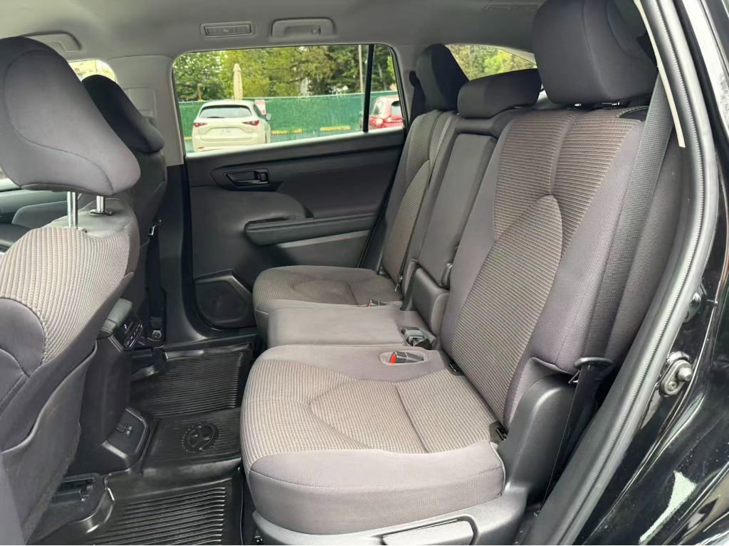 Used 2022 Toyota Highlander LE image 20