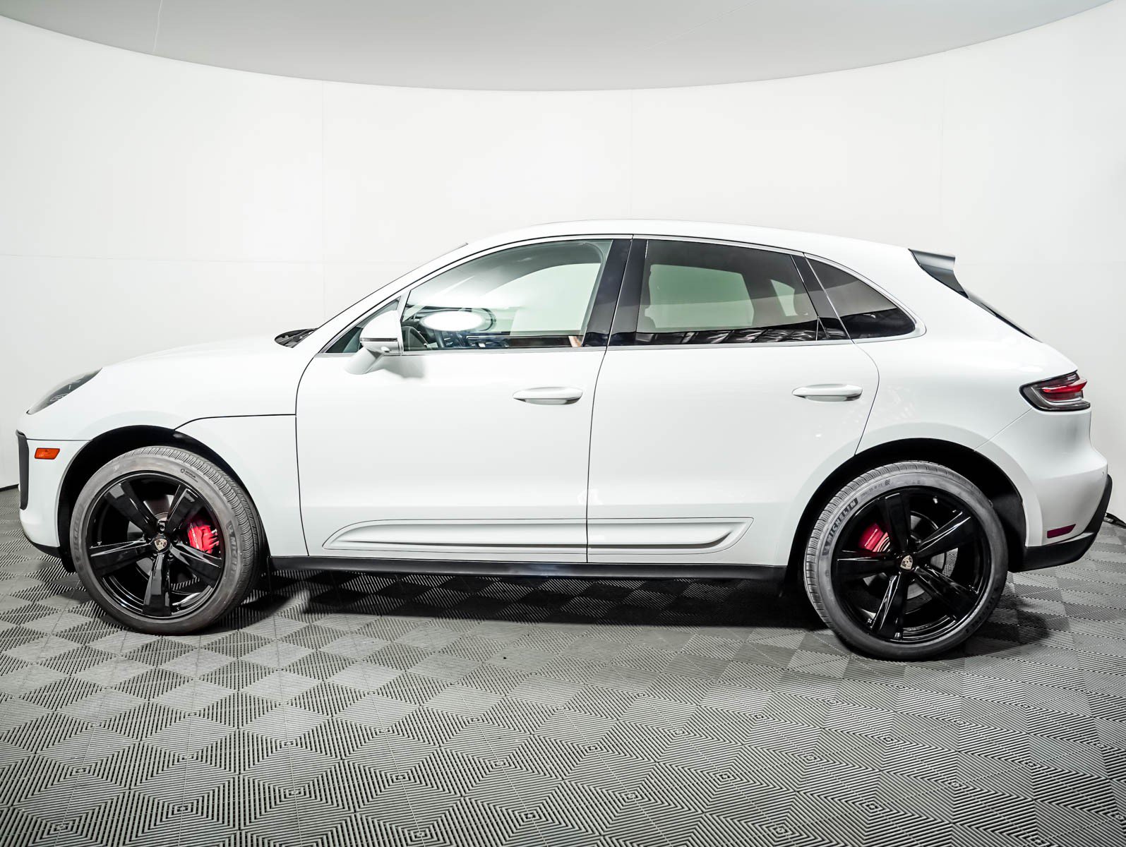 Certified 2025 Porsche Macan S AWD/4WD image 2
