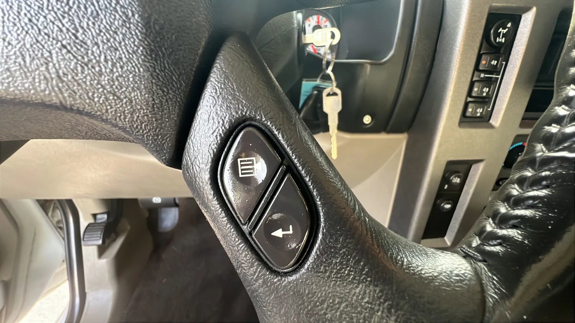 Used 2004 HUMMER H2 w/ Preferred Equipment Group image 26