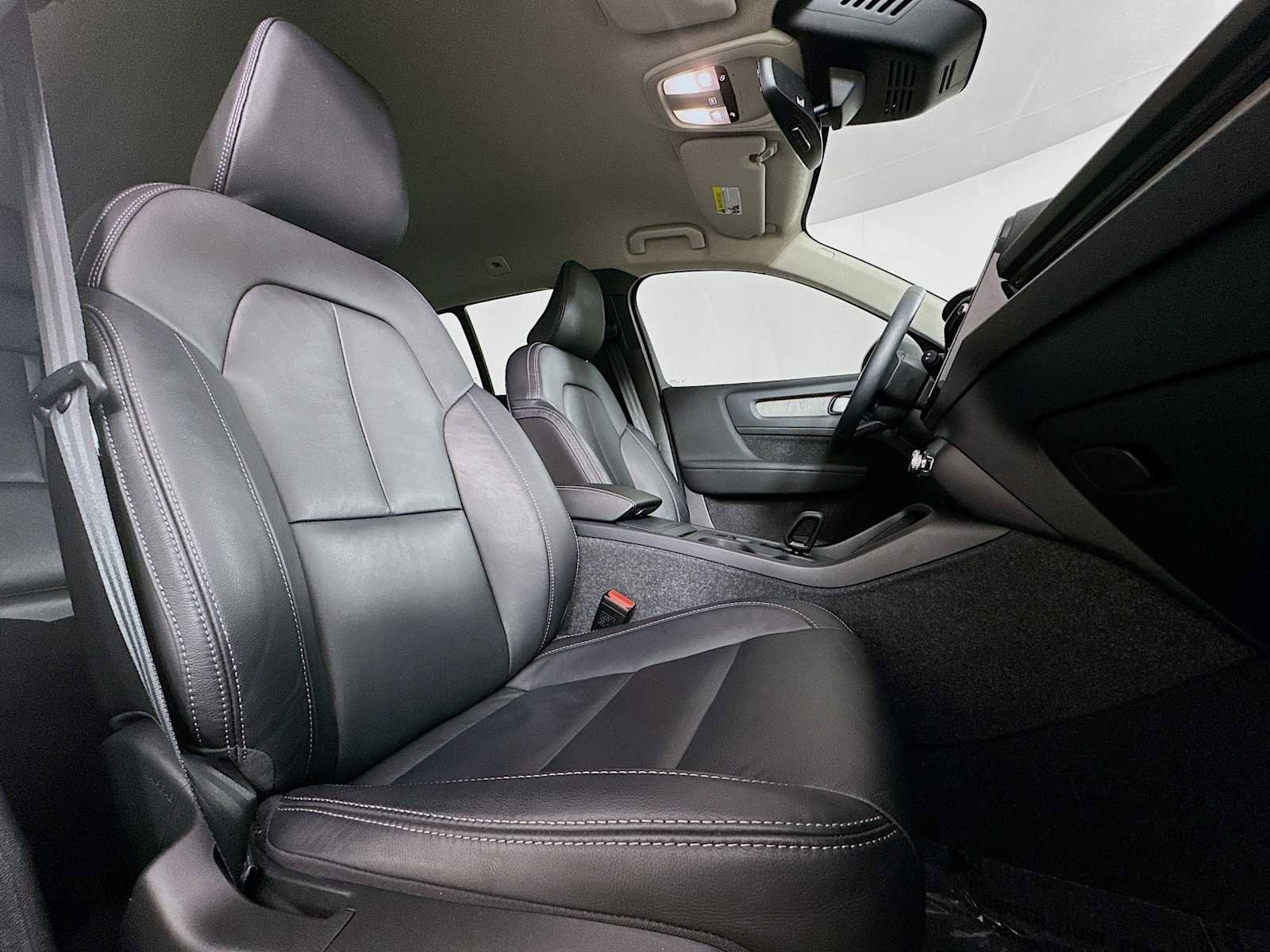 Used 2023 Volvo XC40 B4 Core w/ Convenience Package image 26